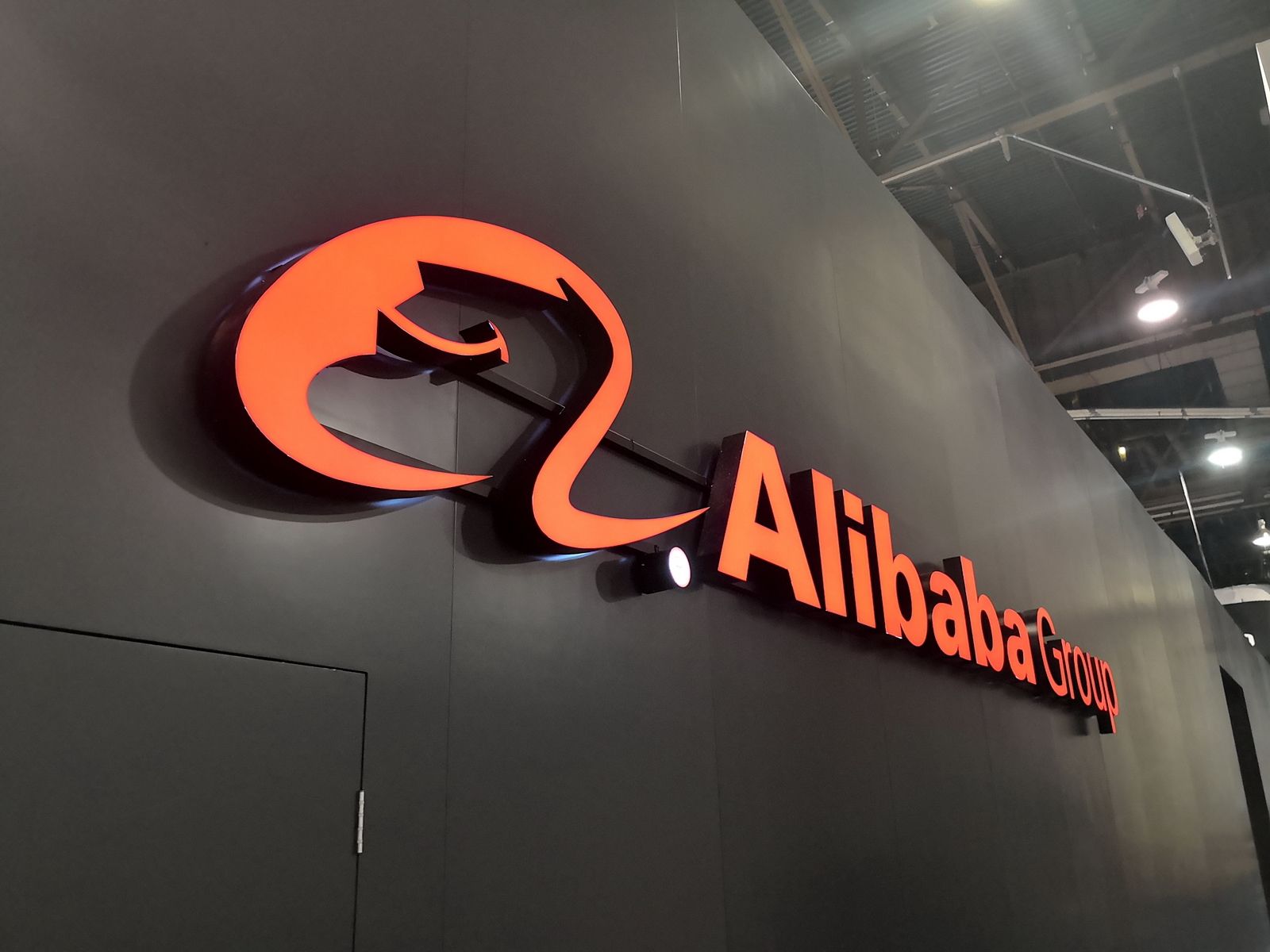 美股方面我提了一些疫苗股,zoom也很不错;阿里巴巴(9988.