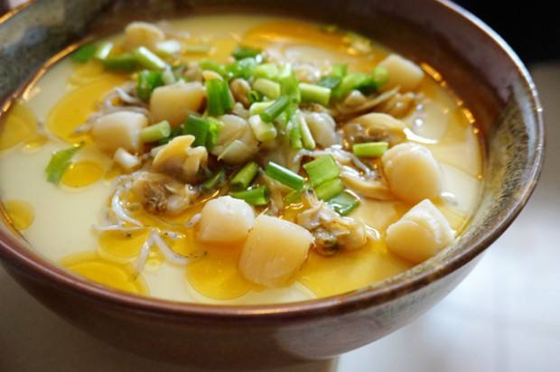 5,用15g左右的食油将"做法3"的材料炒香后,加入贝柱炒合.