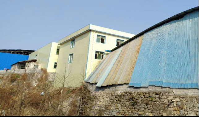 行业 正文     · 贵州毕节市草堤村修建的违章建筑 在闫t玉这张"巨伞