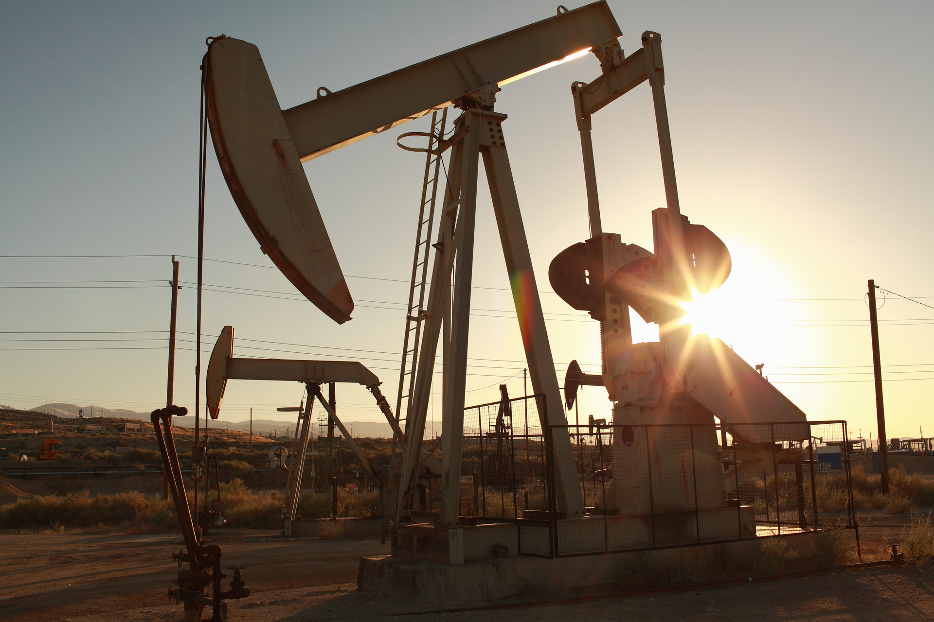 原油震荡高空低多