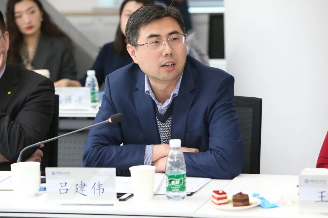 用友研究院院长吕建伟吕建伟表示,他非常欢迎并且拥抱元宇宙,元宇宙并