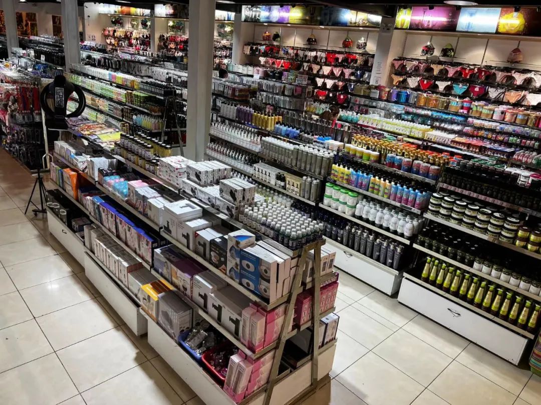 去年年底,小陈在智利的第3家百货超市已经开始装修,从2019年出国到