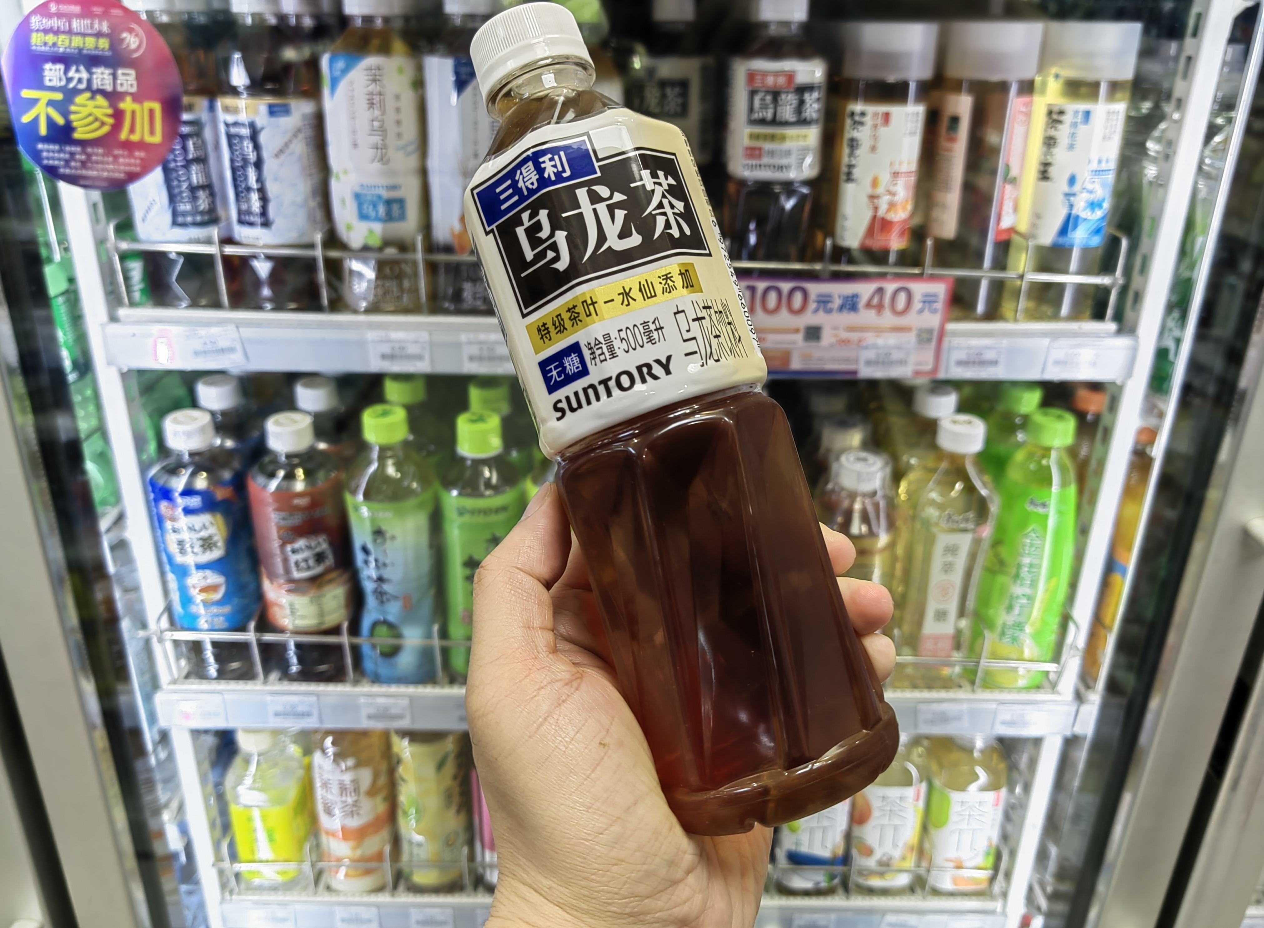 尽管纯茶饮料饮用便捷,并不为嗜茶人士解决痛点,而是为年轻用户,提供